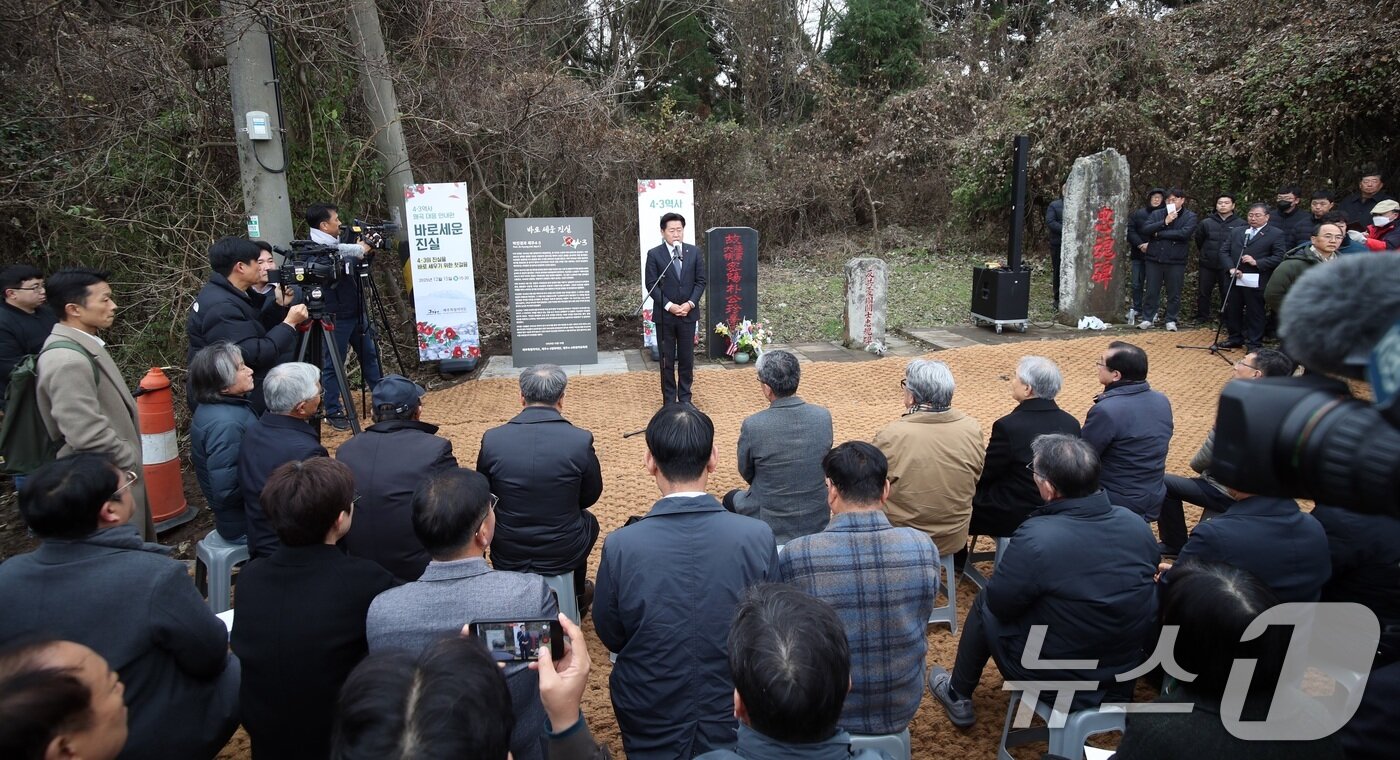 본문 이미지 - 15일 오후 제주시 한울누리공원 인근 고(故) 박진경 대령 추도비 옆에서 열린 '4·3 역사 왜곡 대응 안내판' 설치 행사에서 오영훈 제주지사가 인사말을 하고 있다. 이 안내판에는 제주4·3 당시 학살을 주도한 박 대령의 행적이 담겼다. 2025.12.15/뉴스1 ⓒ News1 고동명 기자