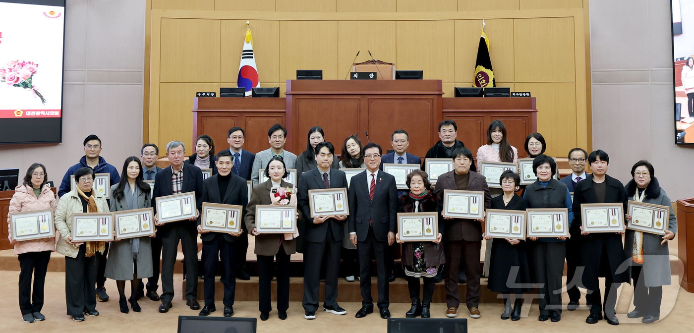 (대전=뉴스1) 이동원 기자 = 대전시의회(조원휘 의장)는 15일 본회의장에서 ‘2025년 지역사회봉사 유공자 표창장 수여식’을 열고, 지역사회 발전과 시민 복리 증진에 기여한 시 …