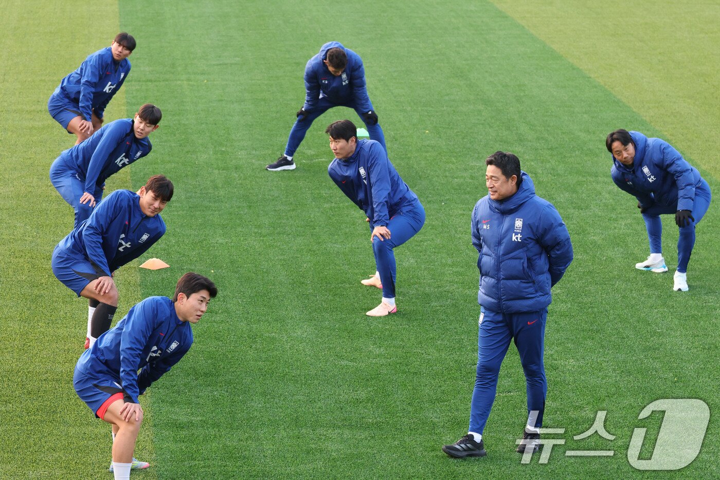 본문 이미지 - 이민성 U-22 축구 국가대표팀 감독이 15일 오후 충남 천안 대한민국 축구종합센터에서 선수들의 훈련 모습을 지켜보고 있다. 이번 훈련은 내년 1월 사우디아라비아에서 열리는 AFC U-23 아시안컵을 앞두고 실시하는 마지막 국내 소집 훈련이다. 2025.12.15/뉴스1 ⓒ News1 이광호 기자
