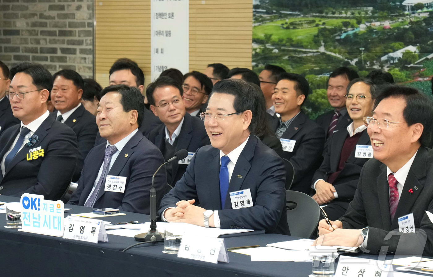 (무안=뉴스1) 전원 기자 = 김영록 전라남도지사가 15일 무안 승달문화예술회관에서 열린 ‘무안군 정책비전 투어’행사에 참석해 인사말을 하고 있다.(전남도 제공. 재판매 및 DB금 …