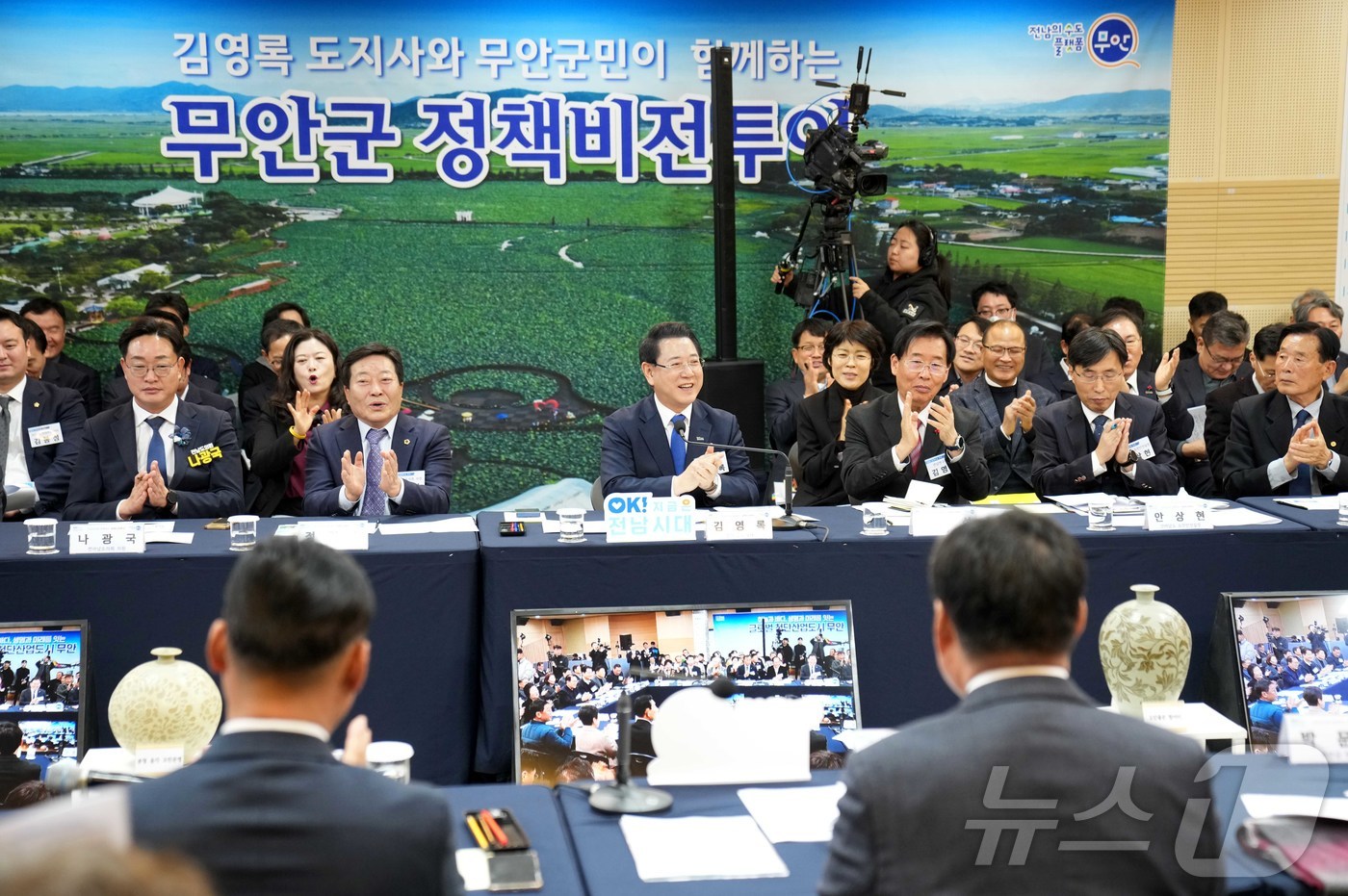 (무안=뉴스1) 전원 기자 = 김영록 전라남도지사가 15일 무안 승달문화예술회관에서 열린 ‘무안군 정책비전 투어’행사에 참석해 인사말을 하고 있다.(전남도 제공. 재판매 및 DB금 …