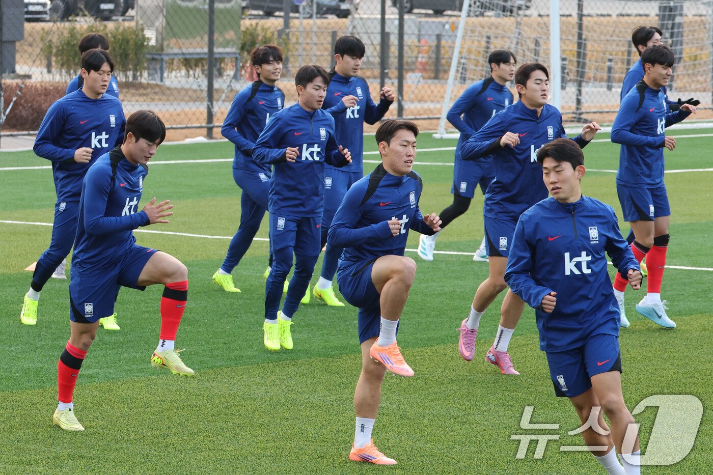 본문 이미지 - 이민성 감독이 이끄는 U-22 축구 국가대표팀 선수들이 15일 오후 충남 천안 대한민국 축구종합센터에서 훈련을 하고 있다. 이번 훈련은 내년 1월 사우디아라비아에서 열리는 AFC U-23 아시안컵을 앞두고 실시하는 마지막 국내 소집 훈련이다. 2025.12.15/뉴스1 ⓒ News1 이광호 기자