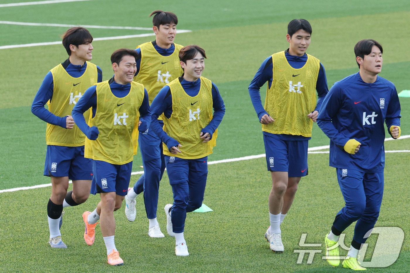 (천안=뉴스1) 이광호 기자 = 이민성 감독이 이끄는 U-22 축구 국가대표팀 선수들이 15일 오후 충남 천안 대한민국 축구종합센터에서 훈련을 하고 있다.이번 훈련은 내년 1월 사 …