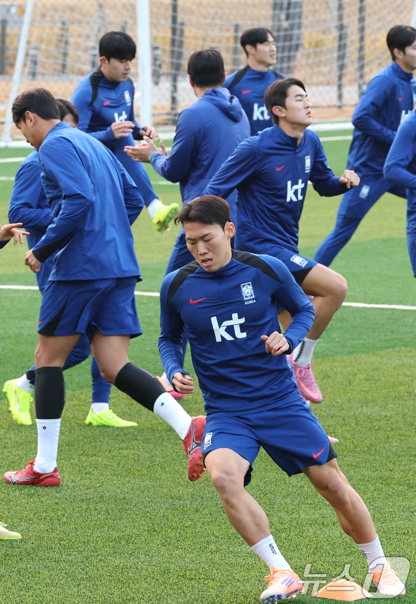 (천안=뉴스1) 이광호 기자 = 이민성 감독이 이끄는 U-22 축구 국가대표팀 선수들이 15일 오후 충남 천안 대한민국 축구종합센터에서 훈련을 하고 있다.이번 훈련은 내년 1월 사 …