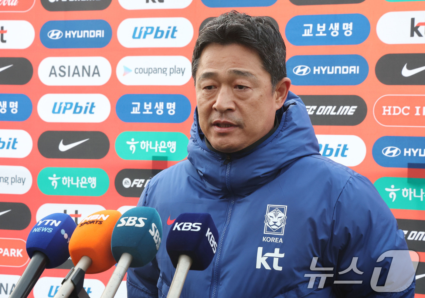 (천안=뉴스1) 이광호 기자 = 이민성 U-22 축구 국가대표팀 감독이 15일 오후 충남 천안 대한민국 축구종합센터에서 훈련을 앞두고 취재진과 인터뷰를 하고 있다. 2025.12. …