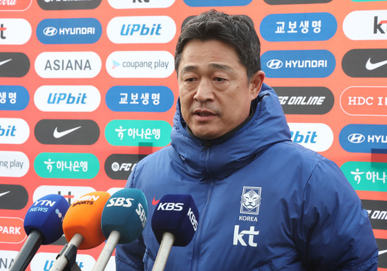 취재진 질문 답하는 이민성 감독