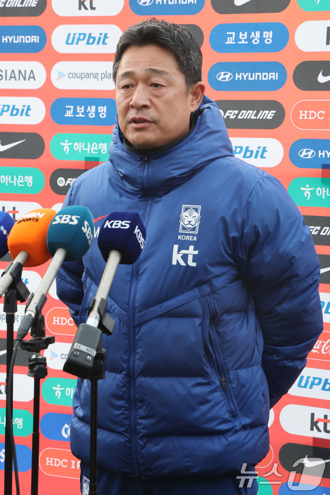 (천안=뉴스1) 이광호 기자 = 이민성 U-22 축구 국가대표팀 감독이 15일 오후 충남 천안 대한민국 축구종합센터에서 훈련을 앞두고 취재진과 인터뷰를 하고 있다. 2025.12. …