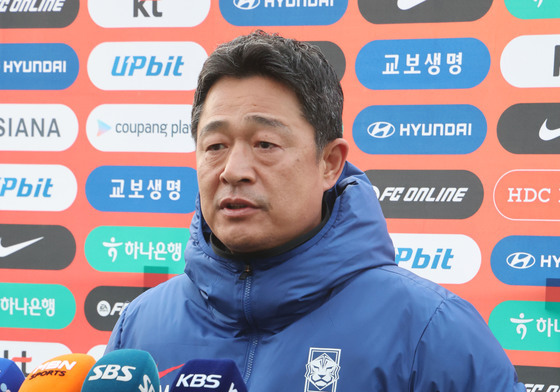 인터뷰 하는 이민성 감독