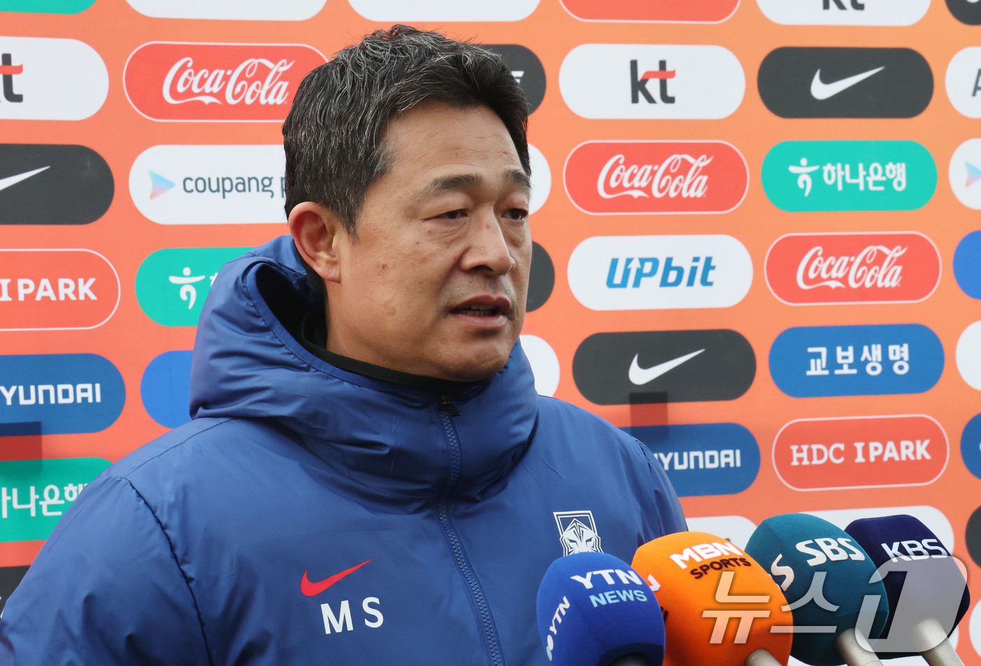 (천안=뉴스1) 이광호 기자 = 이민성 U-22 축구 국가대표팀 감독이 15일 오후 충남 천안 대한민국 축구종합센터에서 훈련을 앞두고 취재진과 인터뷰를 하고 있다. 2025.12. …
