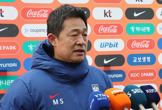 취재진 질문 답하는 이민성 감독