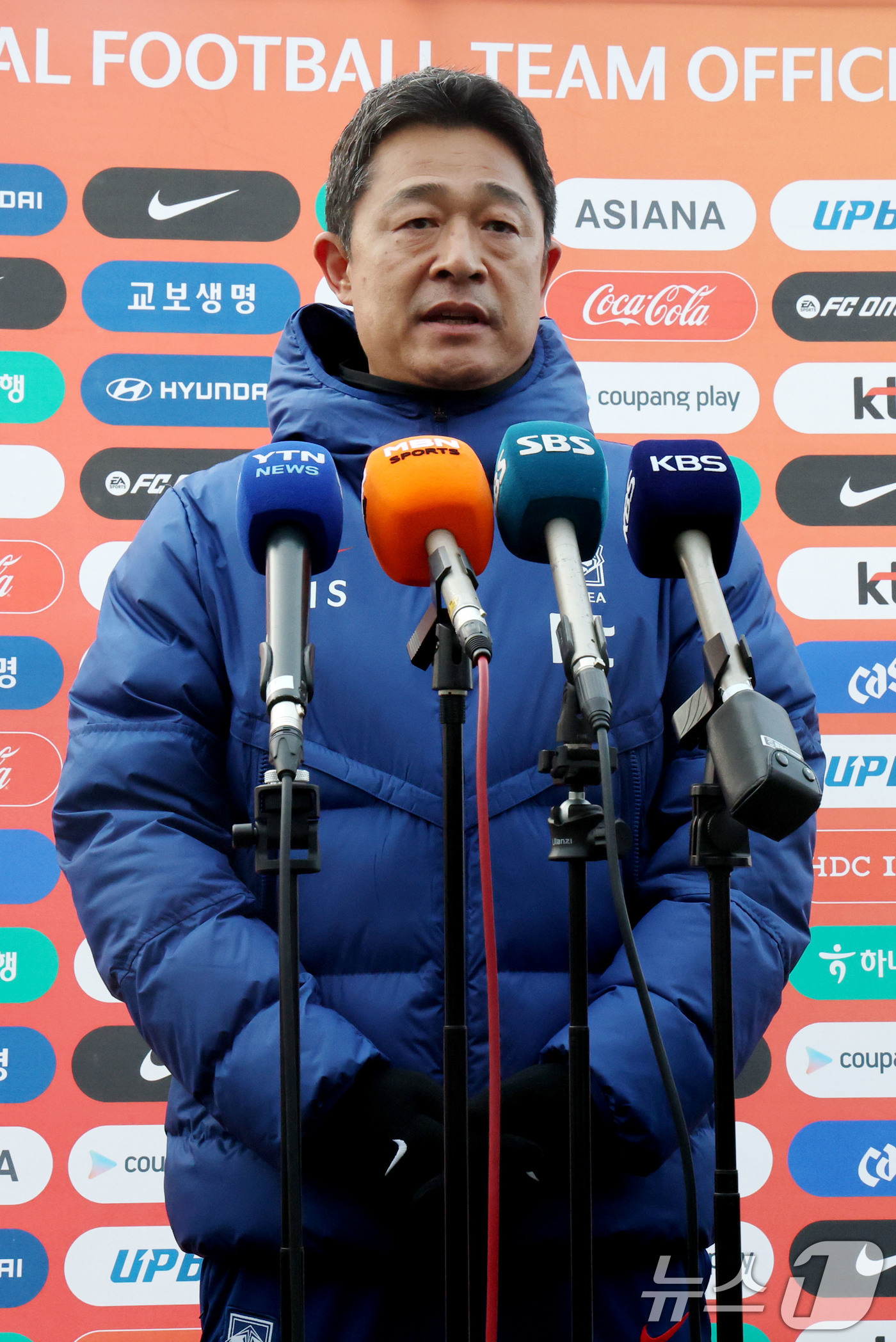 (천안=뉴스1) 이광호 기자 = 이민성 U-22 축구 국가대표팀 감독이 15일 오후 충남 천안 대한민국 축구종합센터에서 훈련을 앞두고 취재진과 인터뷰를 하고 있다. 2025.12. …