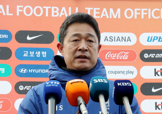 취재진 질문 답하는 이민성 감독