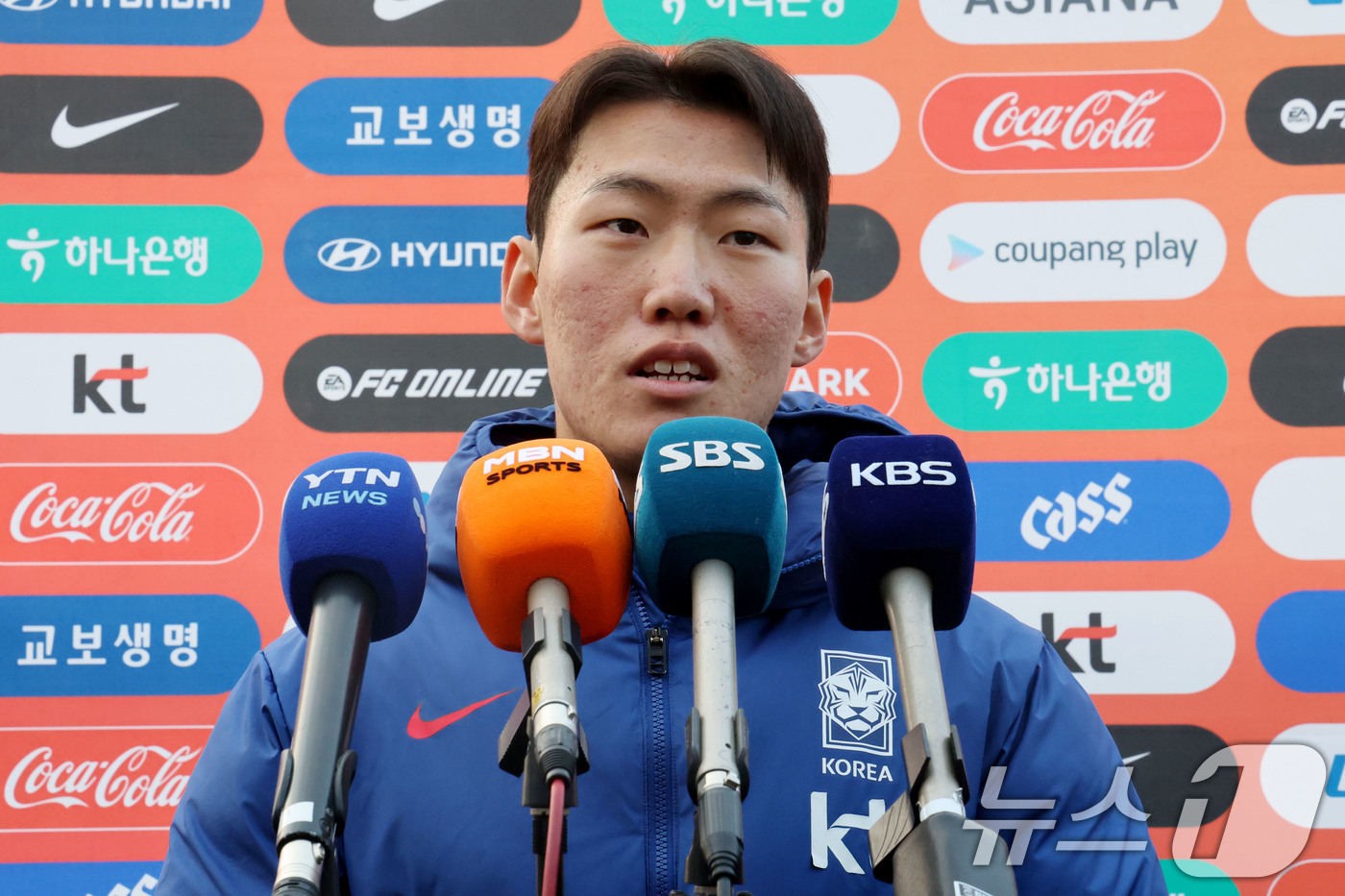 (천안=뉴스1) 이광호 기자 = 이민성 감독이 이끄는 U-22 축구 국가대표팀 강상윤이 15일 오후 충남 천안 대한민국 축구종합센터에서 훈련을 앞두고 인터뷰를 하고 있다. 2025 …