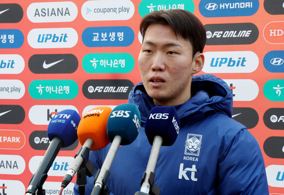 취재진 질문 답하는 강상윤