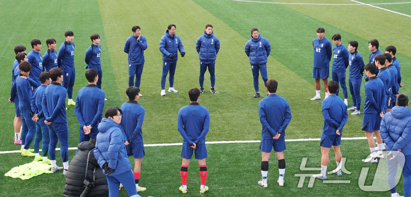 (천안=뉴스1) 이광호 기자 = 이민성 U-22 축구 국가대표팀 감독이 15일 오후 충남 천안 대한민국 축구종합센터에서 선수들에게 훈련지시를 하고 있다.이번 훈련은 내년 1월 사우 …