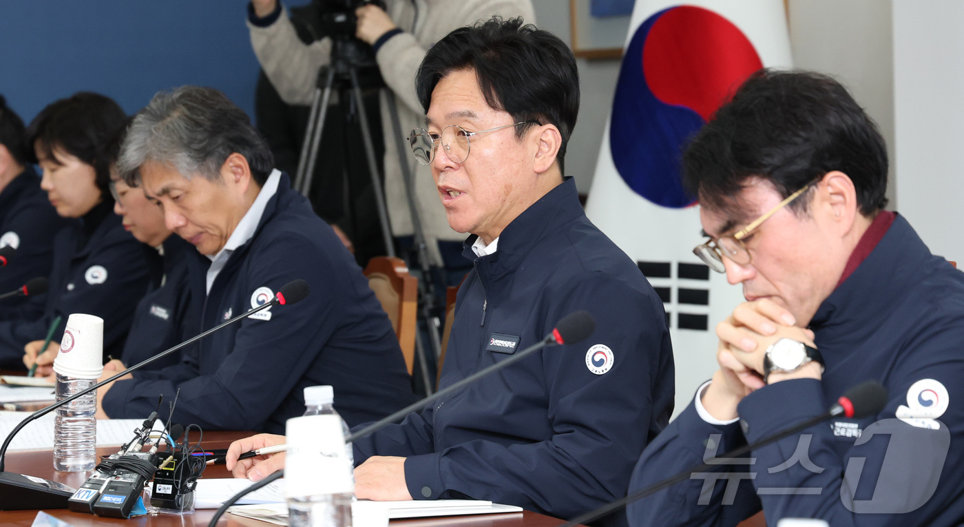 (세종=뉴스1) 김기남 기자 = 김영훈 고용노동부 장관이 15일 오후 세종시 정부세종청사에서 열린 전국 기관장회의를 주재하며 발언하고 있다. 2025.12.15/뉴스1