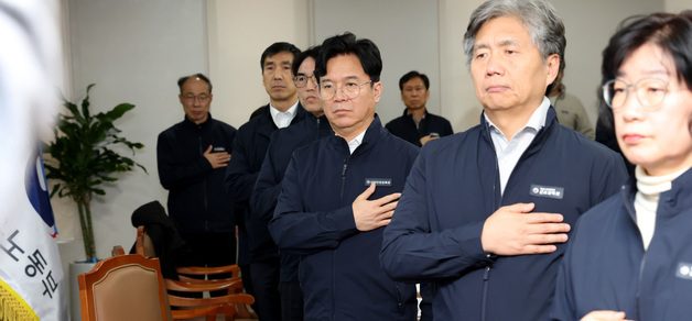 국민의례 하는 김영훈 노동부 장관