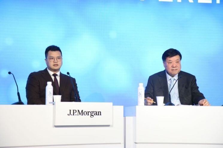 본문 이미지 - 서정진(오른쪽) 셀트리온 회장과 서진석 셀트리온 경영사업부 대표이사가 20204년 JP모건 헬스케어 콘퍼런스에 참가했던 모습. (셀트리온 제공) 