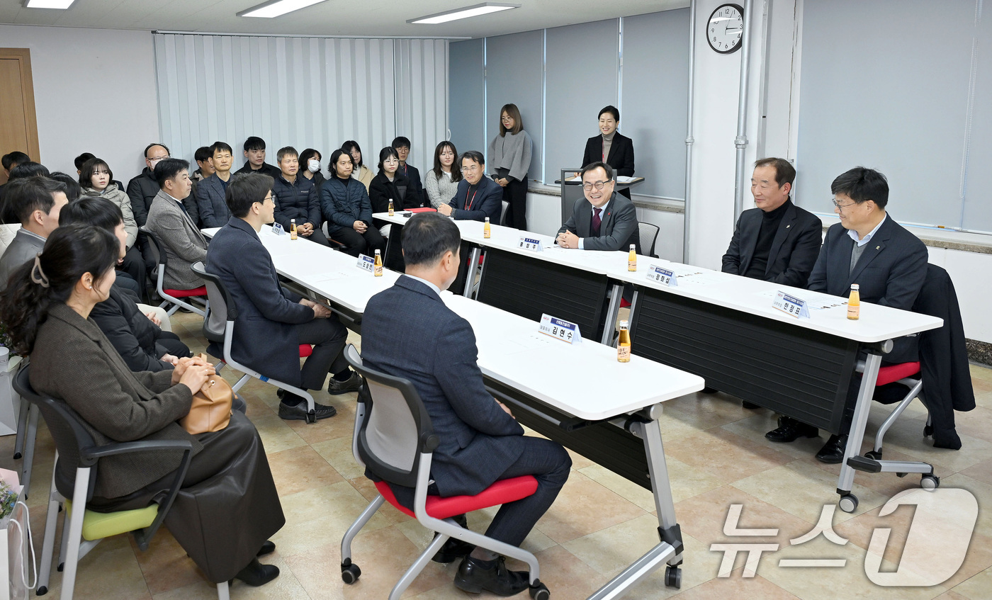 (대구=뉴스1) 공정식 기자 = 15일 오후 대구시청 산격청사에서 열린 '2025년도 자랑스러운 건설인상' 시상식에서 홍성주 대구시 경제부시장을 비롯한 시 관계자와 지역 건설산업 …