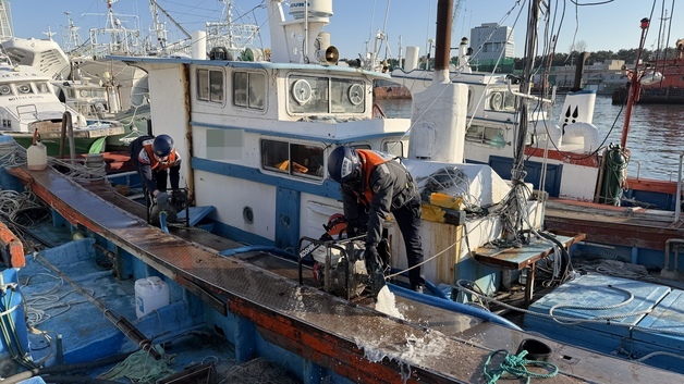포항 동빈내항 정박 어선 침수 신고…해경, 배수작업해 구조