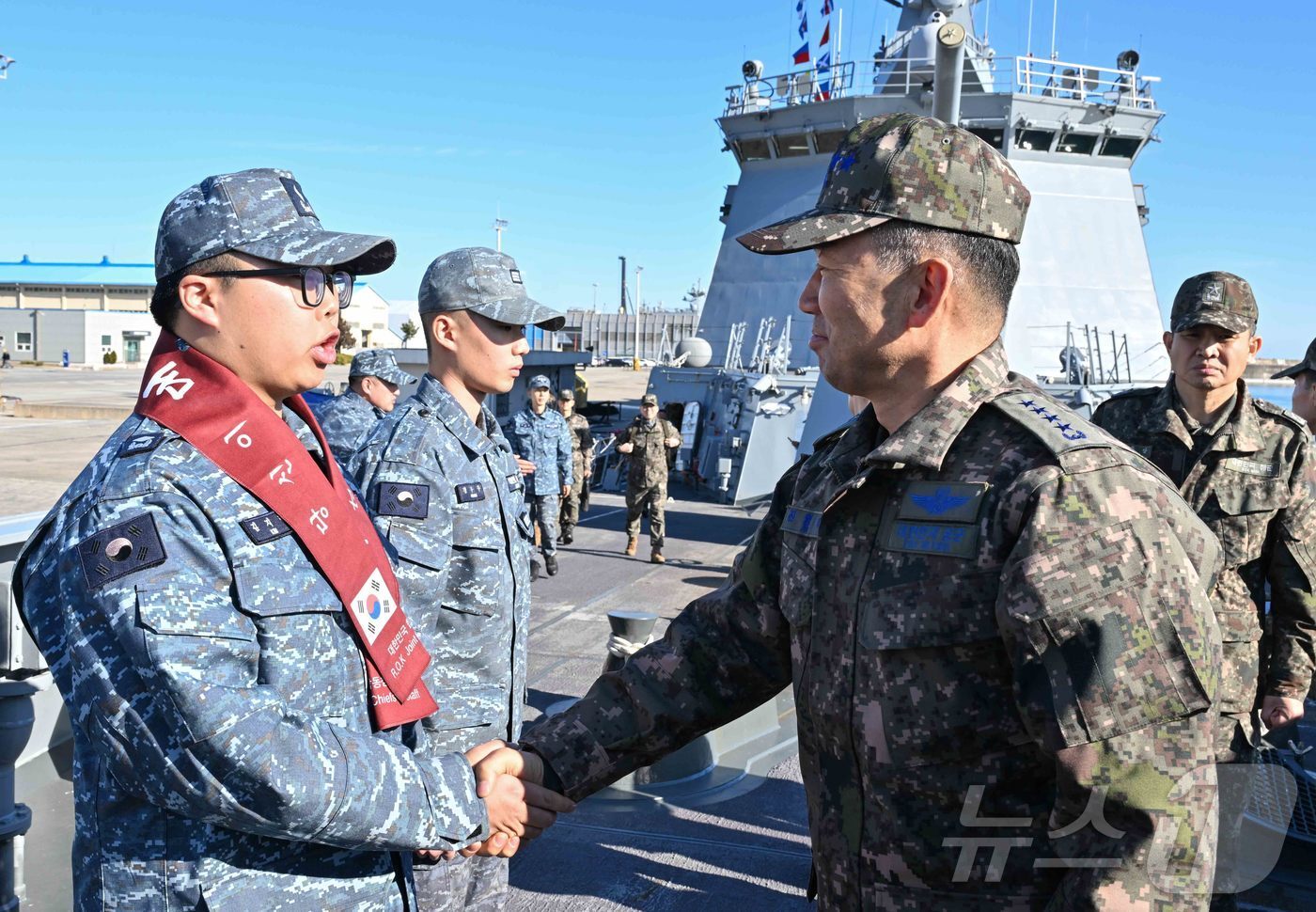 본문 이미지 -  진영승 합참의장이 15일 해군1함대사령부를 방문해 임무수행에 매진하고 있는 장병들을 격려하고 있다. (합동참모본부 제공. 재판매 및 DB 금지) 2025.12.15/뉴스1