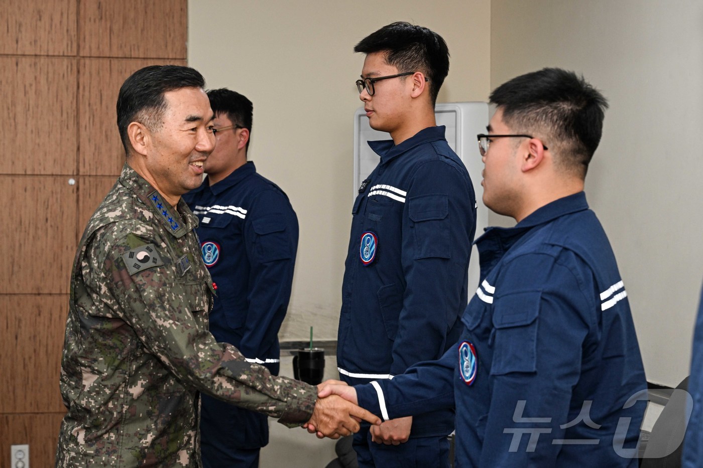 (서울=뉴스1) = 육해공 전방부대 대비태세 점검에 나선 진영승 합참의장이 15일 공군8전투비행단을 방문해 대비태세에 매진하고 있는 정비사들을 격려하고 있다. (합동참모본부 제공. …