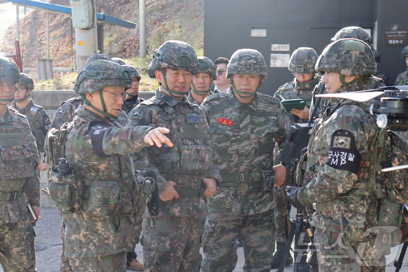 (서울=뉴스1) = 육해공 전방부대 대비태세 점검에 나선 진영승 합참의장이 15일 육군22사 GOP대대를 방문해 작전태세를 점검하고 있다. (합동참모본부 제공. 재판매 및 DB 금 …