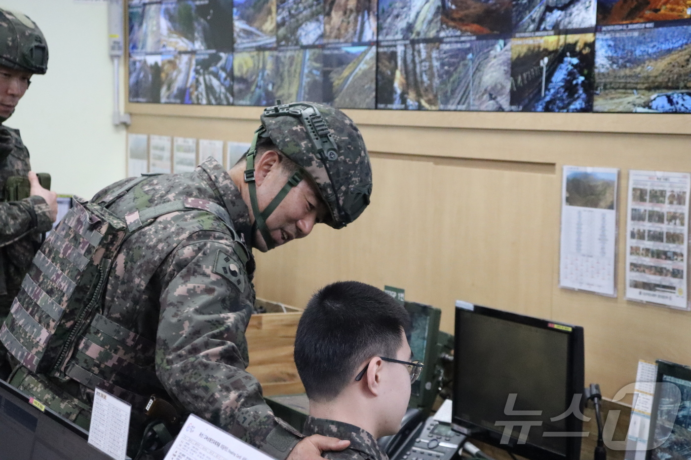 (서울=뉴스1) = 육해공 전방부대 대비태세 점검에 나선 진영승 합참의장이 15일 육군22사 GOP대대를 방문해 임무수행에 매진하고 있는 장병을 격려하고 있다. (합동참모본부 제공 …