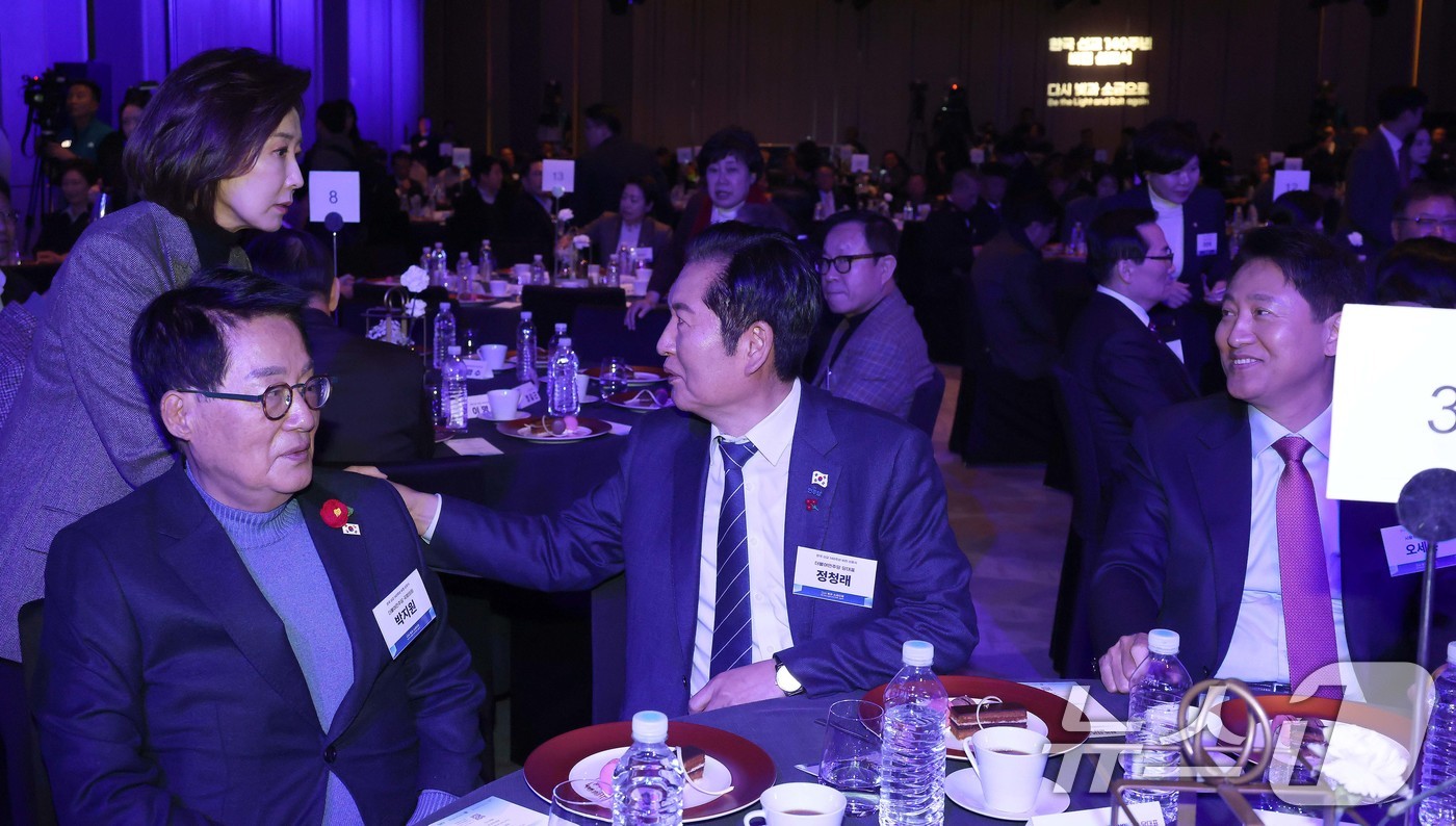 (서울=뉴스1) = 정청래 더불어민주당 대표와 나경원 국민의힘 의원이 15일 오후 서울 여의도 페어몬트 앰배서더 서울 그랜드볼룸에서 열린 한국 선교 140주년 비전 선포식에서 악수 …