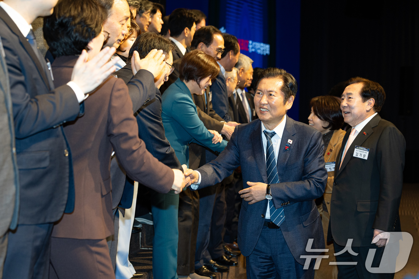 (서울=뉴스1) 유승관 기자 = 정청래 더불어민주당 대표와 김기문 중소기업중앙회장이 15일 서울 여의도 중소기업중앙회에서 열린 중소기업입법과제 타운홀미팅에서 참석자들과 인사를 나누 …