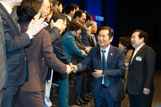 참석자들과 인사하는 정청래 민주당 대표