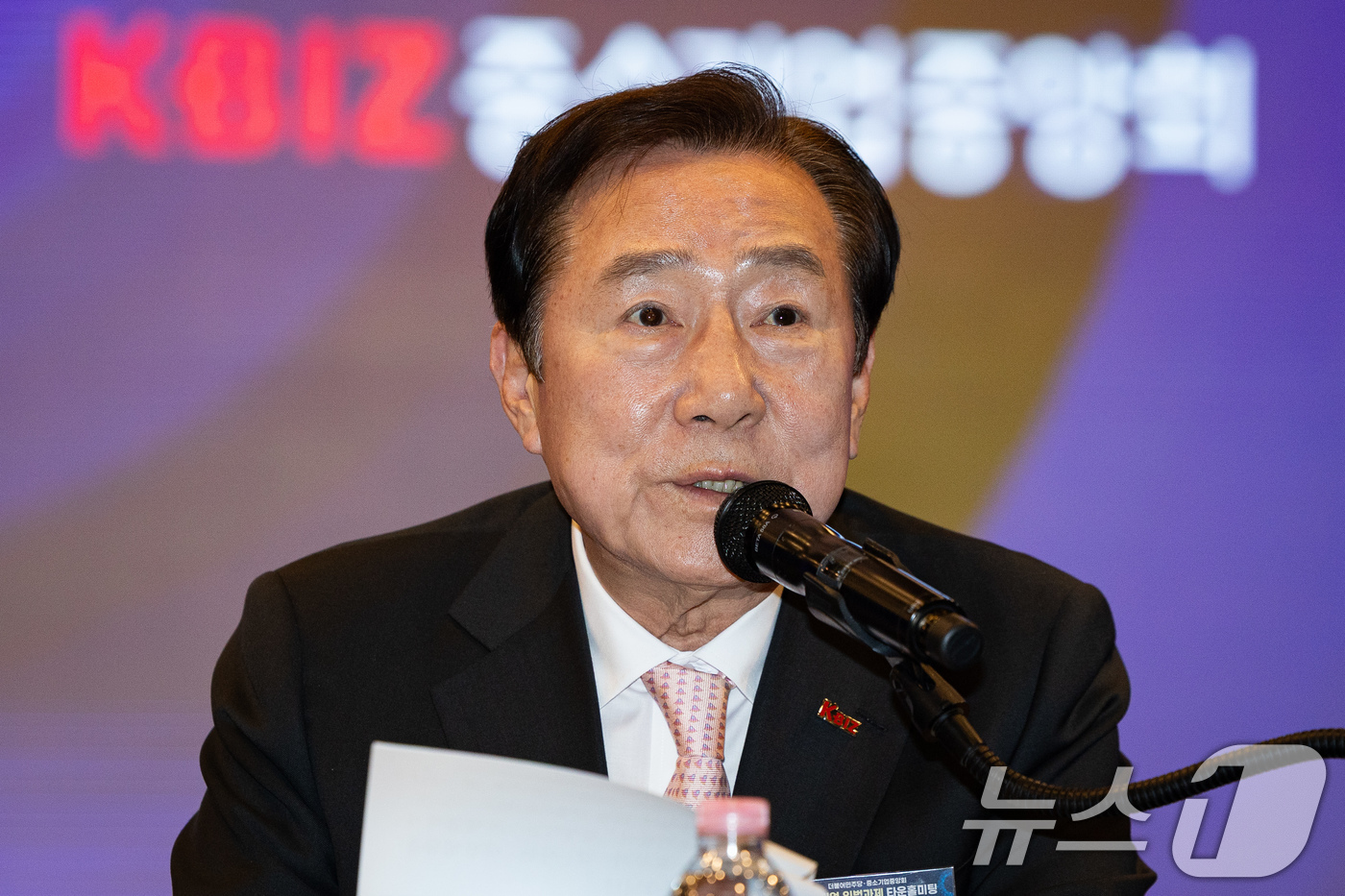 (서울=뉴스1) 유승관 기자 = 김기문 중소기업중앙회장이 15일 서울 여의도 중소기업중앙회에서 열린 더불어민주당-중소기업중앙회 중소기업입법과제 타운홀미팅에서 모두 발언을 하고 있다 …