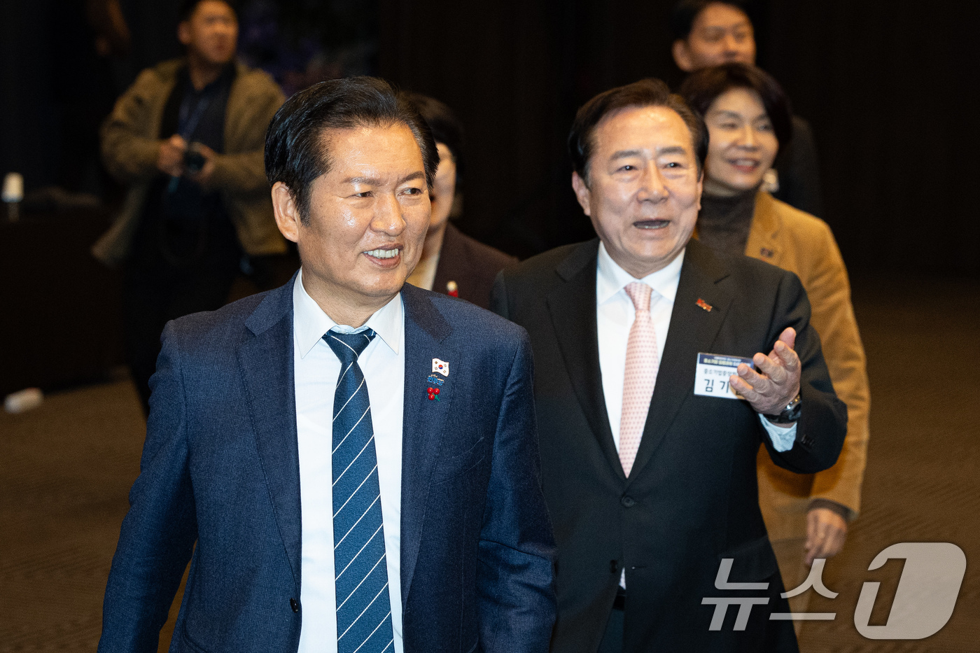 (서울=뉴스1) 유승관 기자 = 정청래 더불어민주당 대표와 김기문 중소기업중앙회장이 15일 서울 여의도 중소기업중앙회에서 열린 중소기업입법과제 타운홀미팅에 참석하고 있다. 2025 …