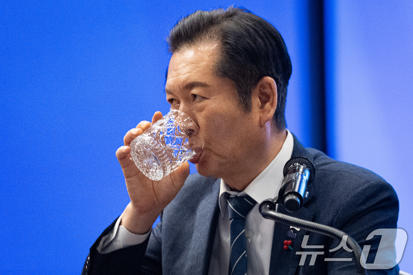 (서울=뉴스1) 유승관 기자 = 정청래 더불어민주당 대표가 15일 서울 여의도 중소기업중앙회에서 열린 중소기업입법과제 타운홀미팅에서 물을 마시고 있다. 2025.12.15/뉴스1