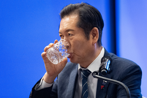 물 마시는 정청래 민주당 대표