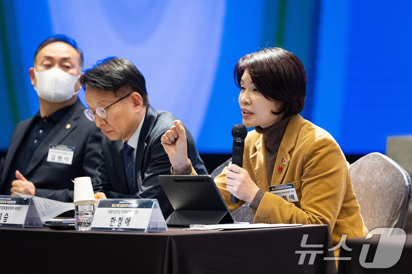 (서울=뉴스1) 유승관 기자 = 한정애 더불어민주당 정책위의장이 15일 서울 여의도 중소기업중앙회에서 열린 중소기업입법과제 타운홀미팅에서 입법과제 추진 경과를 공유하고 있다. 20 …