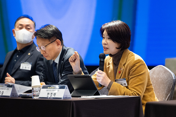 중소기업 입법과제 추진 경과 공유하는 한정애