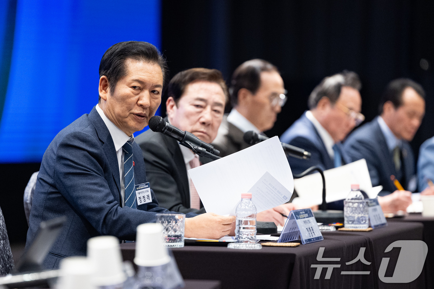 (서울=뉴스1) 유승관 기자 = 정청래 더불어민주당 대표가 15일 서울 여의도 중소기업중앙회에서 열린 중소기업입법과제 타운홀미팅에서 모두 발언을 하고 있다. 2025.12.15/뉴 …