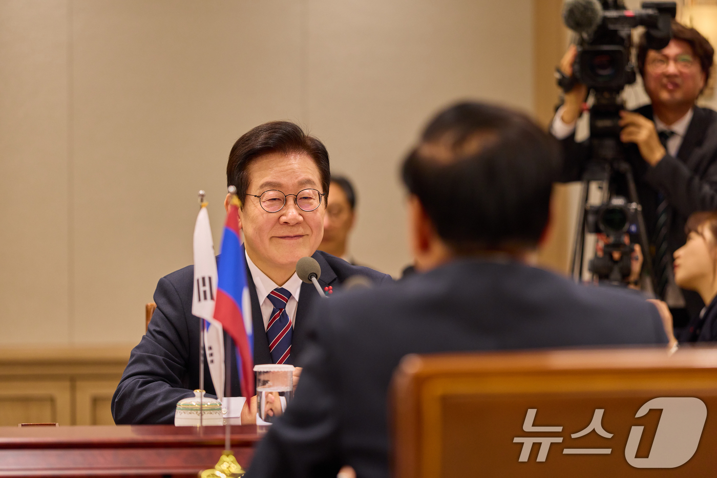 (서울=뉴스1) 허경 기자 = 이재명 대통령이 15일 서울 용산 대통령실에서 한-라오스 정상회담을 하고 있다. (대통령실 제공. 재판매 및 DB 금지) 2025.12.15/뉴스1
