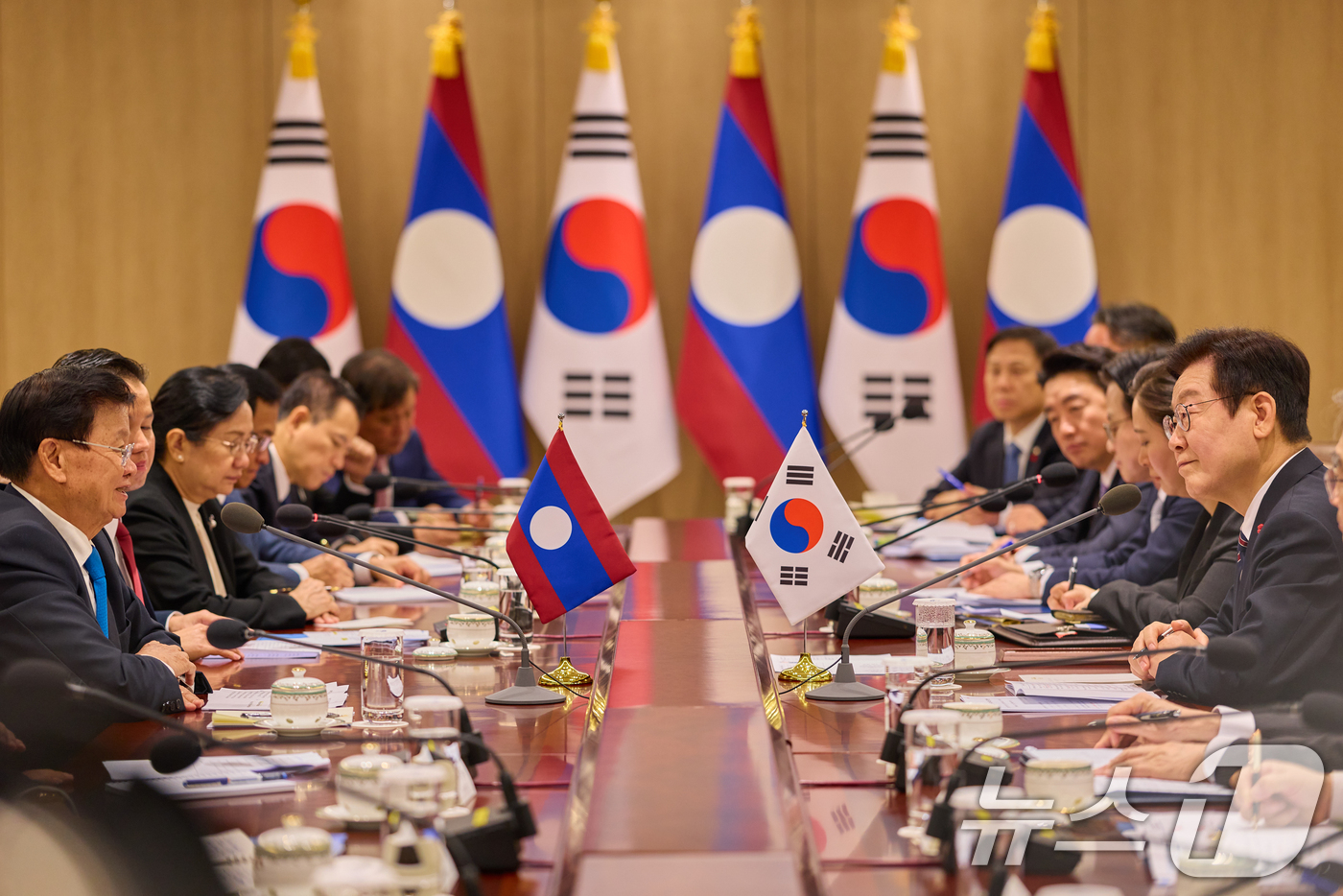 (서울=뉴스1) 허경 기자 = 이재명 대통령과 통룬 시술릿 라오스 국가주석이 15일 서울 용산 대통령실에서 한-라오스 정상회담을 하고 있다. (대통령실 제공. 재판매 및 DB 금지 …