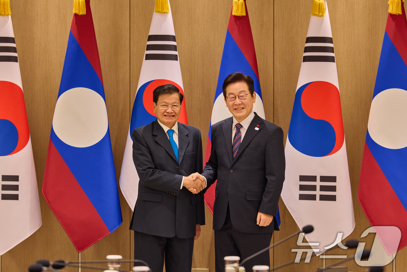 (서울=뉴스1) 허경 기자 = 이재명 대통령과 통룬 시술릿 라오스 국가주석이 15일 서울 용산 대통령실에서 열린 한-라오스 정상회담에서 기념촬영을 하고 있다. (대통령실 제공. 재 …