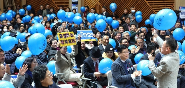 안호영 연호하는 지지자들