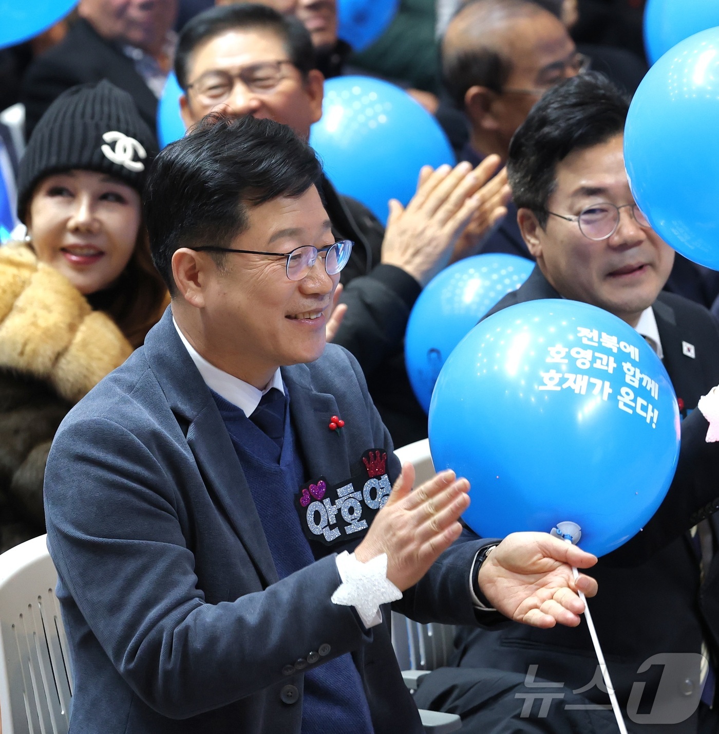 (전주=뉴스1) 유경석 기자 = 안호영 더불어민주당 국회의원이 15일 전북 전주시 치명자산성지 평화의전당에서 열린 팬클럽 호영호재 발대식에 참석해 손뼉치고 있다. 2025.12.1 …