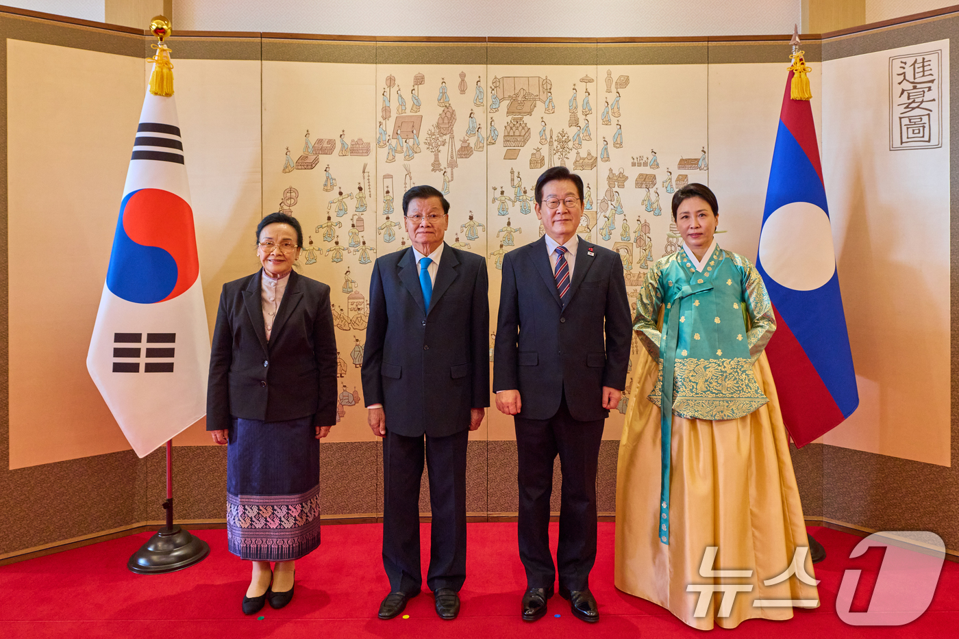 (서울=뉴스1) 허경 기자 = 이재명 대통령과 김혜경 여사가 15일 용산 대통령실에서 통룬 시술릿 라오스 국가주석과 부인 날리 시술릿 여사와 기념촬영을 하고 있다.(대통령실 제공. …