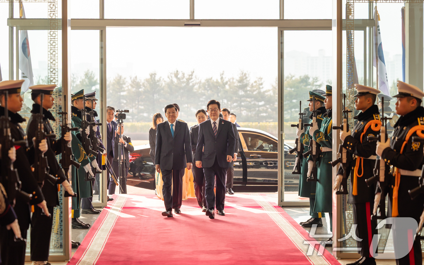 (서울=뉴스1) 허경 기자 = 이재명 대통령이 15일 서울 용산 대통령실에서 통룬 시술릿 라오스 국가주석을 영접하고 있다. (대통령실 제공. 재판매 및 DB 금지) 2025.12. …