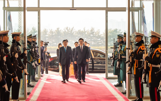 라오스 국가주석 영접하는 이재명 대통령