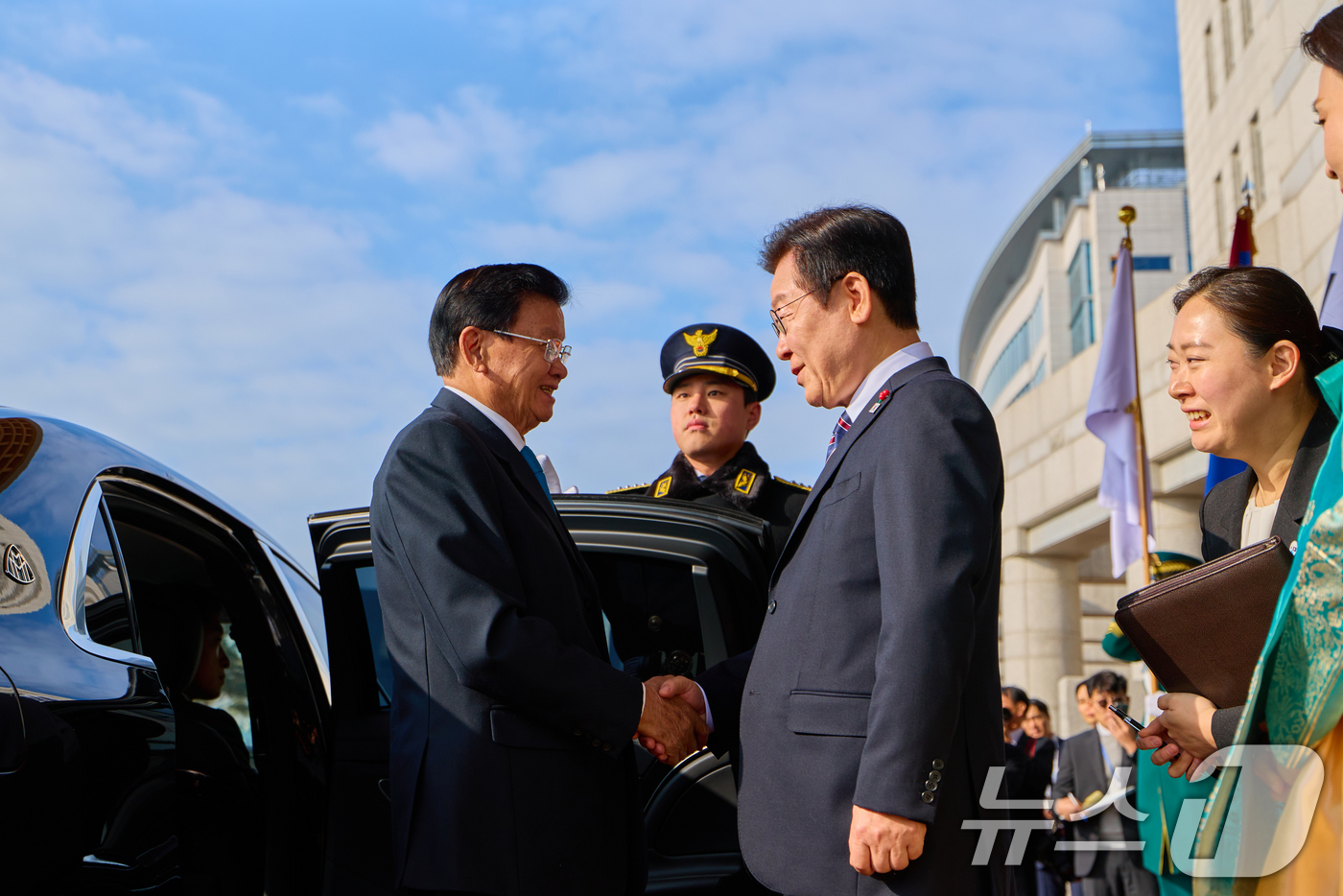 (서울=뉴스1) 허경 기자 = 이재명 대통령이 15일 서울 용산 대통령실에서 통룬 시술릿 라오스 국가주석을 영접하고 있다. (대통령실 제공. 재판매 및 DB 금지) 2025.12. …