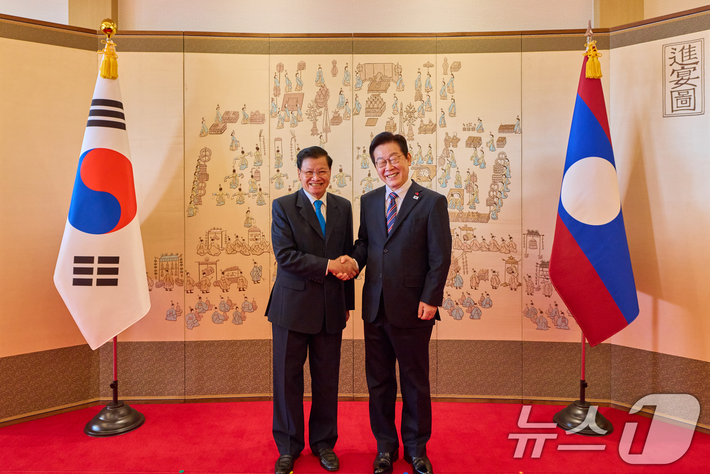 (서울=뉴스1) 허경 기자 = 이재명 대통령과 통룬 시술릿 라오스 국가주석이 15일 서울 용산 대통령실에서 기념촬영을 하고 있다. (대통령실 제공. 재판매 및 DB 금지) 2025 …