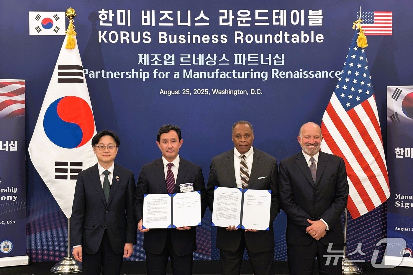 본문 이미지 - 고려아연과 록히드마틴이 지난 8월 게르마늄 공급·구매와 핵심광물 공급망 협력을 위한 양해각서(MOU)를 체결한 모습. 김정관 산업통상자원부 장관, 최윤범 고려아연 회장, 마이클 윌리엄슨 록히드마틴 인터내셔널 사장, 하워드 러트닉 미국 상무부 장관.(고려아연 제공)