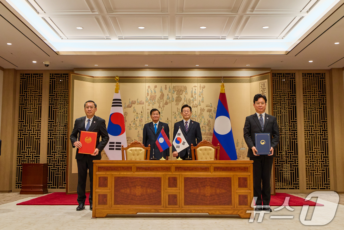 (서울=뉴스1) 허경 기자 = 김영훈 노동부 장관과 포싸이 싸이냐선 라오스 노동사회복지부 장관이 15일 용산 대통령실에서 이재명 대통령과 통룬 시술릿 라오스 국가주석이 임석한 가운 …